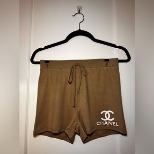 Cute khaki dress shorts, size small, never worn